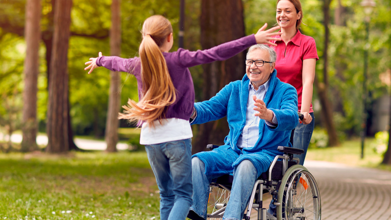 farfar_rullstol_mter_barnbarn